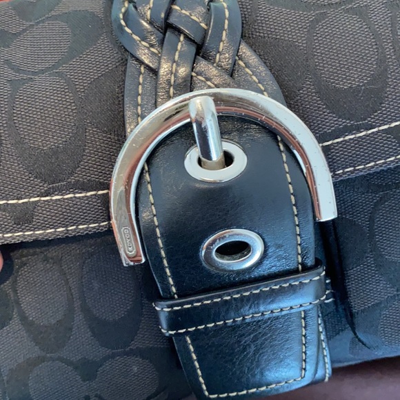 Classic Coach over the shoulder purse - Picture 5 of 7